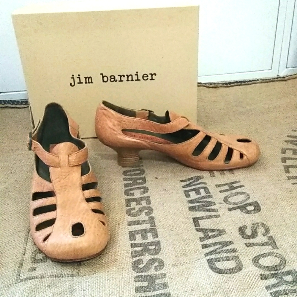EUC - Jim Barnier Anthropologie camel leather heels with cut out detail Sz 9
